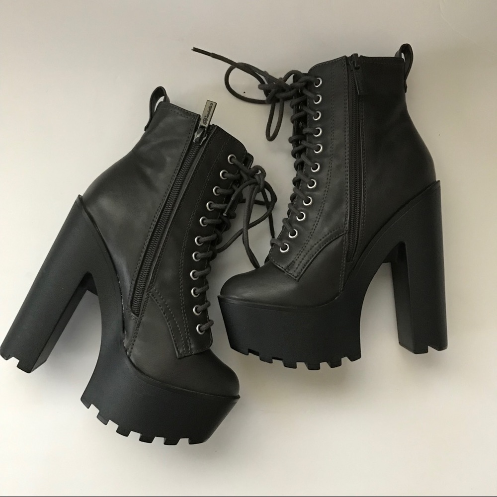 Gray Lace Up Boots🖤